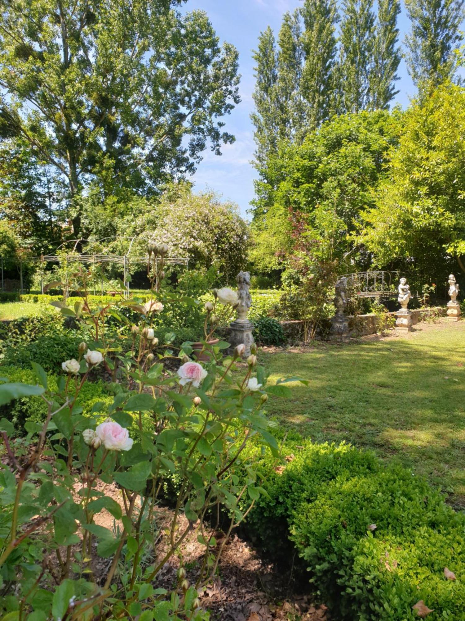La Villa Des Arts Savigne-l'Eveque Luaran gambar